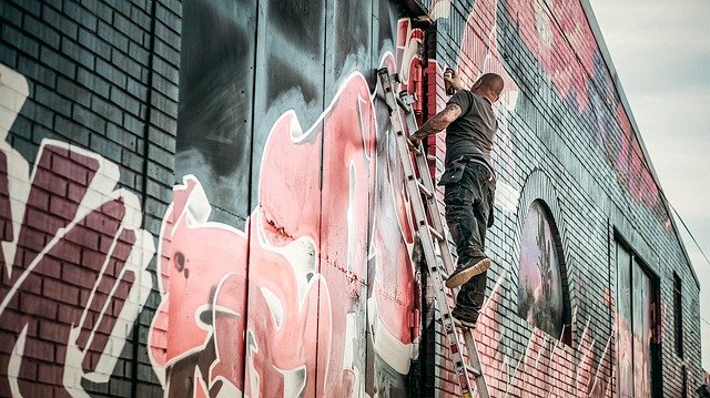 muž tvořící grafitti