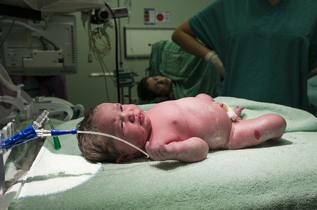 miminko po porodu