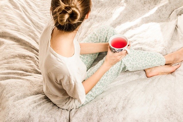 dívka s čajem v posteli