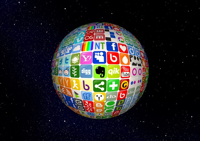 zeměkoule pokrytá ikonami internetových stránek