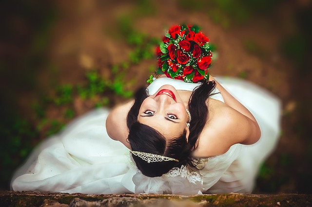 nevěsta s kyticí růží