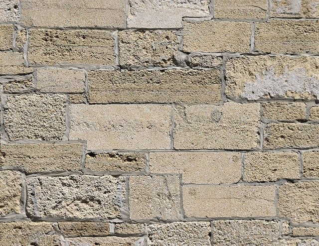 zeď z kamenných bloků