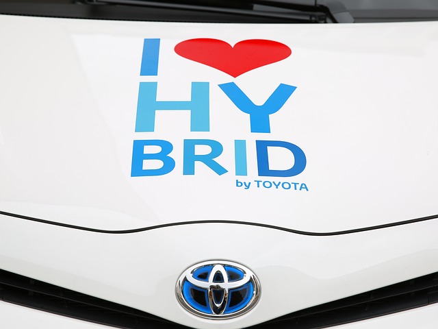 Nápis HYBRID na kapotě Toyoty