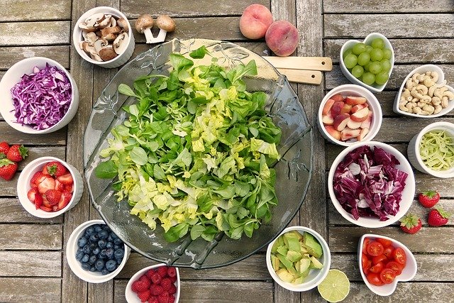 miska se zeleninou, ovoce, salát